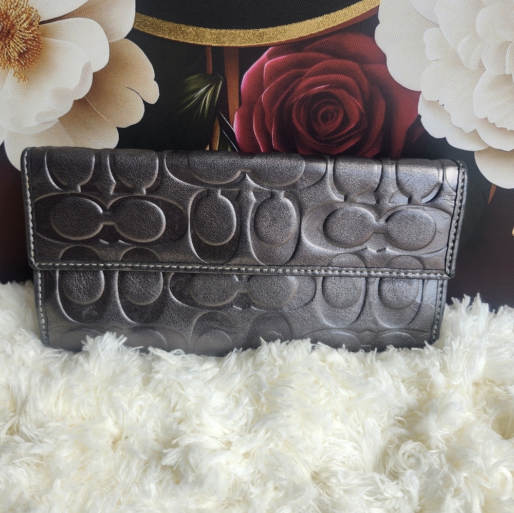 Coach Gray Wallet with Embossed Pattern and Turn-Lock Closure - Picture 2 of 9